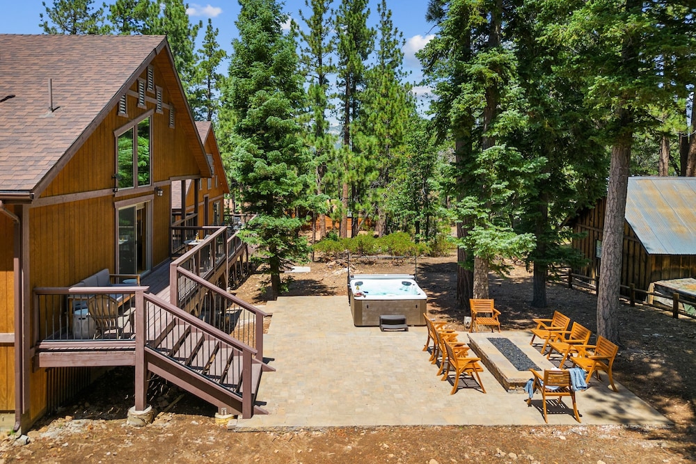 Teddy by Avantstay Majestic Cabin in Big Bear w Balcony