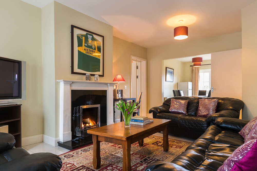 4 Bedroom pet Friendly Home With Pool Access