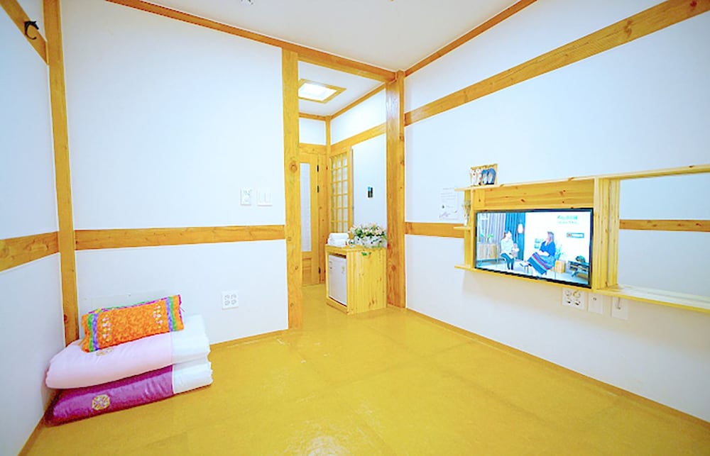 Lee Ga Hanok