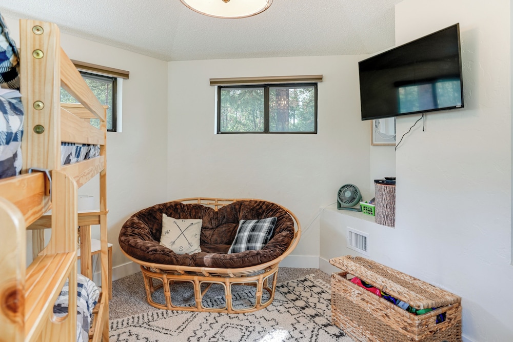 Mid-mod Mountain Cabin Near Thumb Butte Trails!
