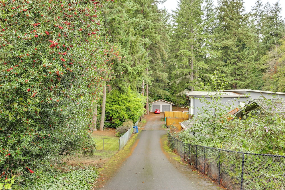 Quiet PNW Base: Walkable Apt in Normandy Park