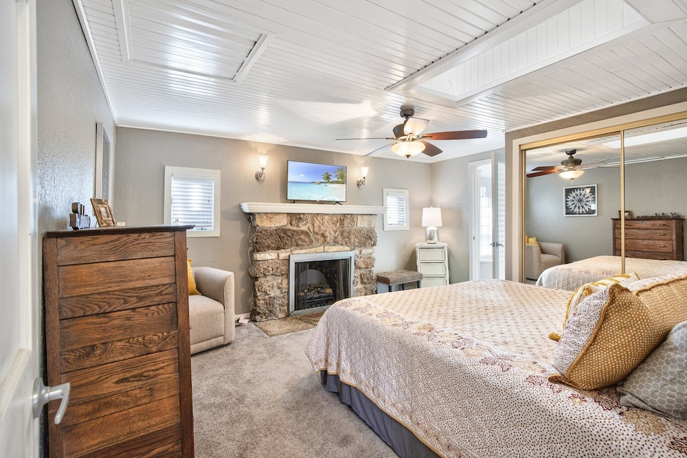 Lakefront Oasis With Skylights & Covered Boat Slip For Extra Adventure