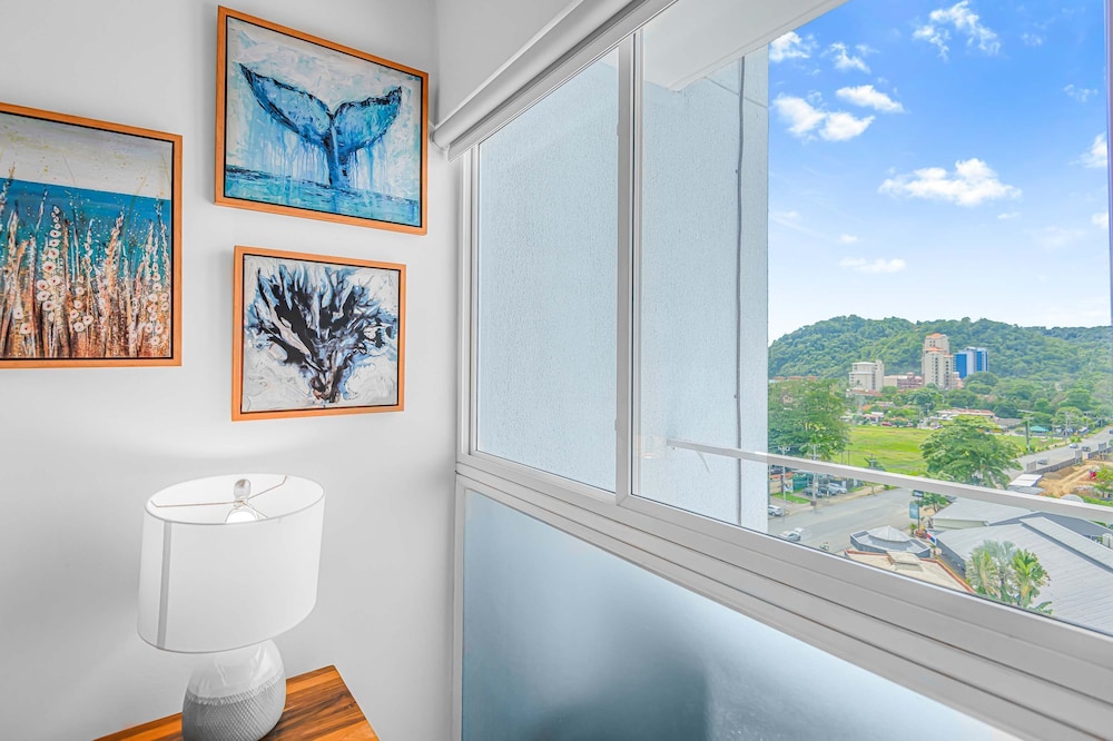 Upstay - Brand New Condo w Pool - 5 Mins to Beach