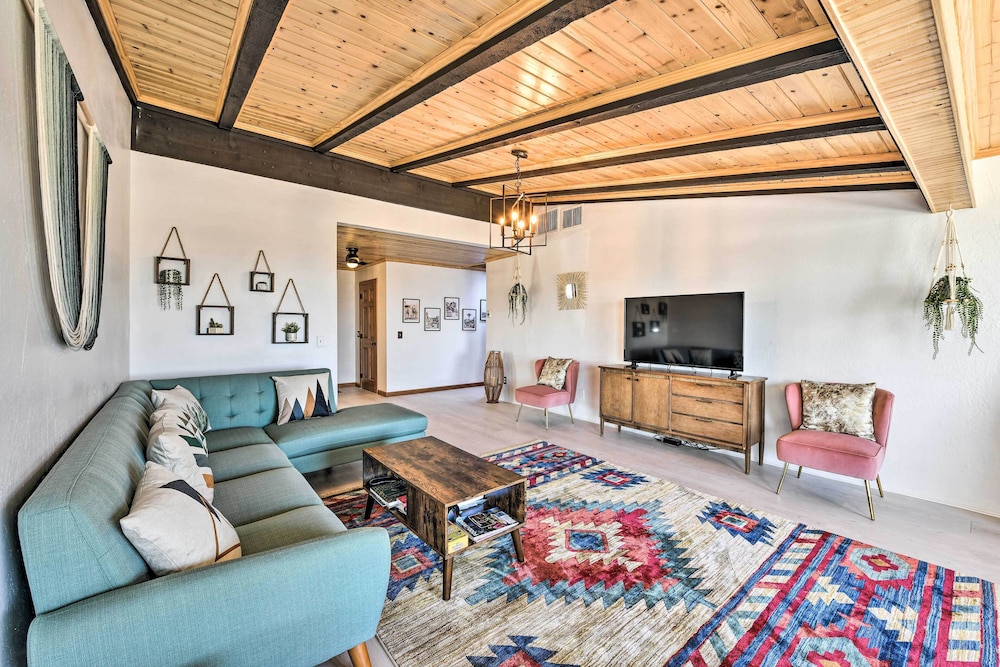 Chic Joshua Tree Pad w/ Mountain Views  Hot Tub - Property Image 17