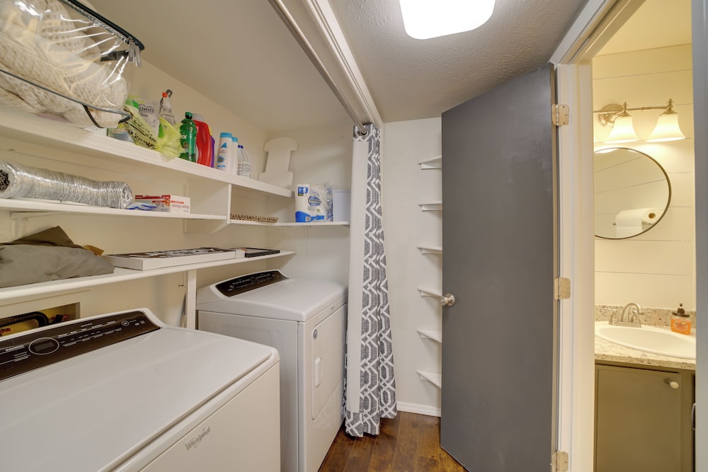 10 Mi to Dtwn Tulsa: Condo w/ Pool Access!