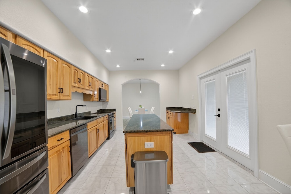 Lakeland Oasis Hot Tub, Lanai & Fire Pit 3 Bedroom Home