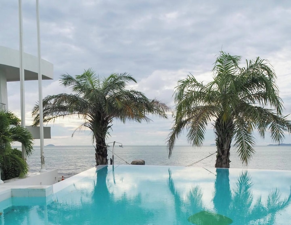 Ocean Beachfront Smart Unit view 5