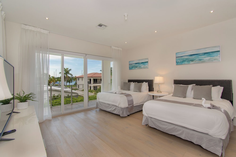 Luxurious Beach Retreat w/ Heated Pool&basketball