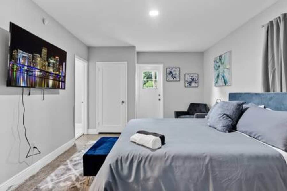 427 NE 107th Studio 6BR 3BA 7 Beds Pool Parking 2 Kitchen