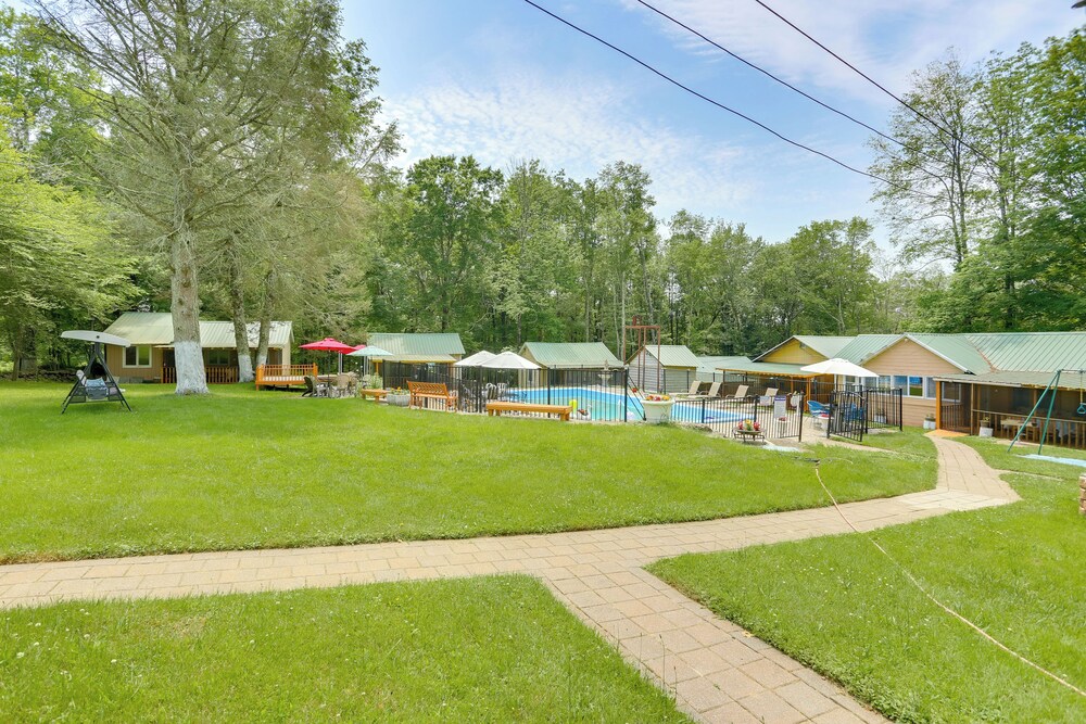 Screened Porch + Fire Pit: Cabin Near Bethel Woods