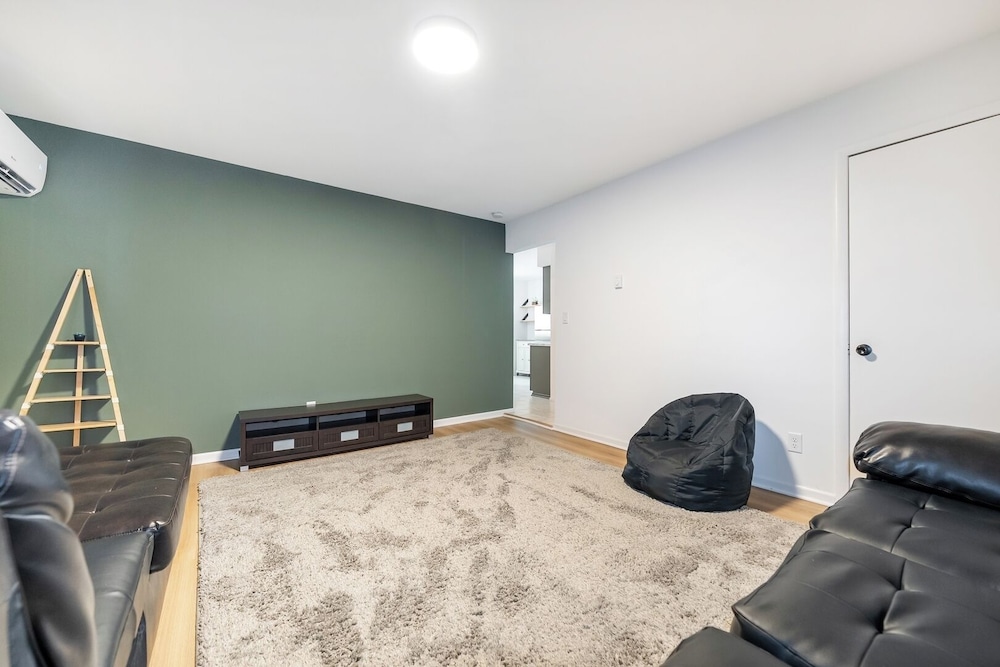 Modern 1BR Apt Near Lake & Downtown