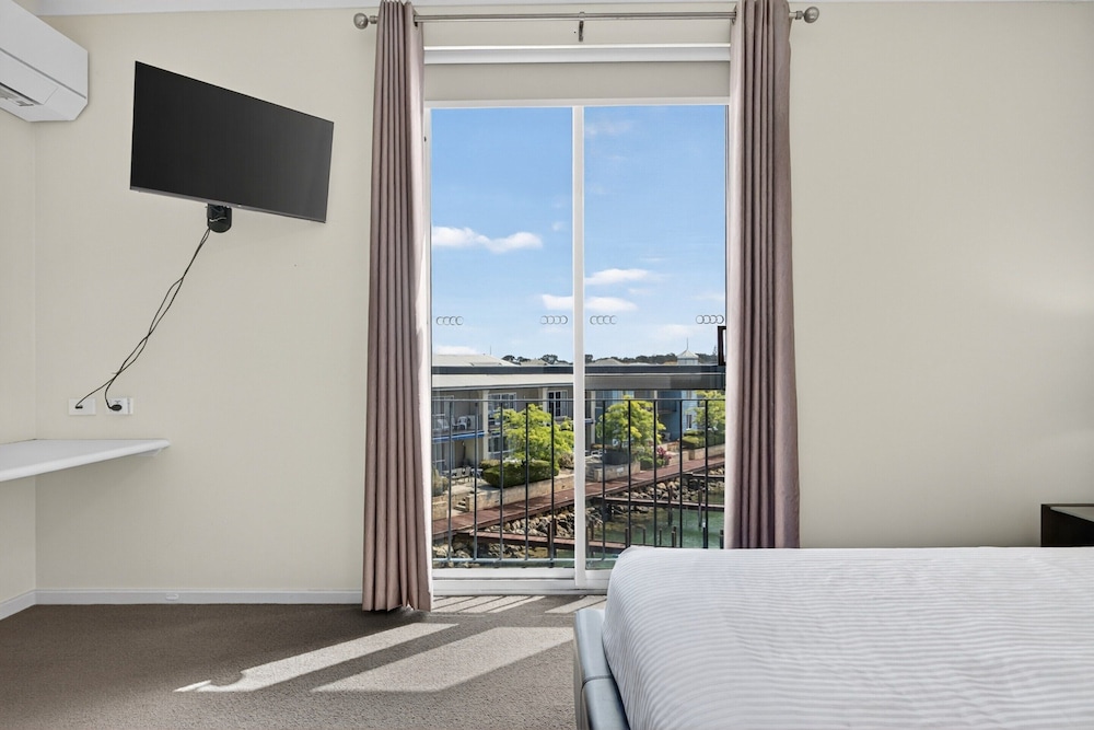 Serene 2-bed Apartment by the Canal