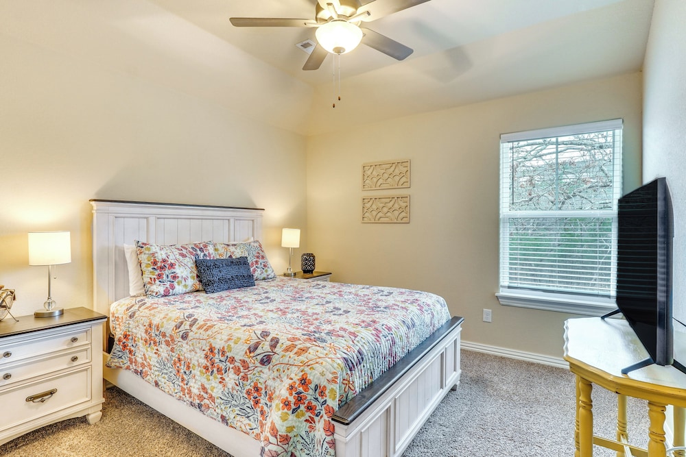 Table Rock Lake Retreat: Walk to Shore!