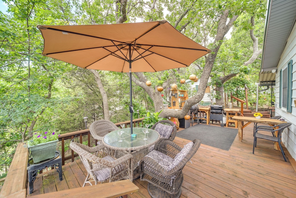 Lakefront Canadian Gem: Hot Tub, Decks  Grills - Property Image 10