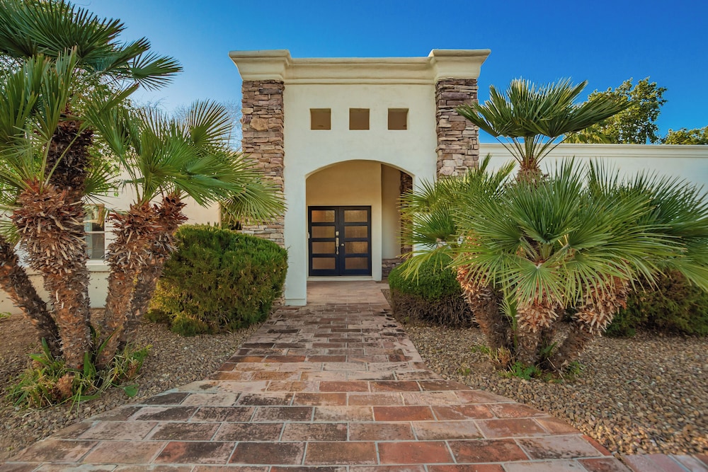 Private Paradise Valley Oasis: Hot Tub, Large Yard