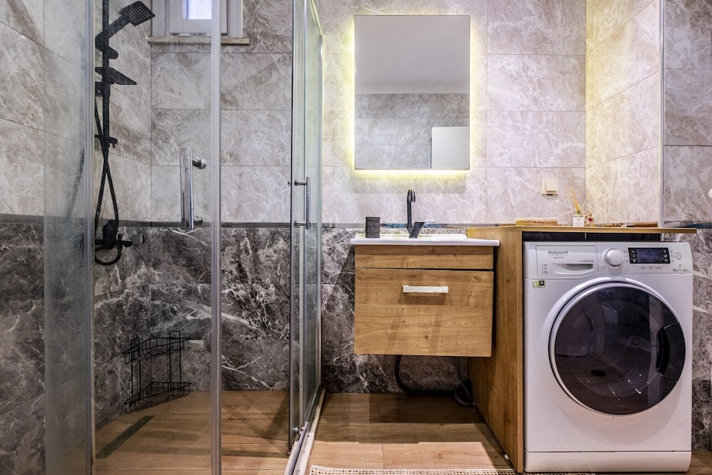 Flat With Backyard Near Idealtepe Marmaray Station