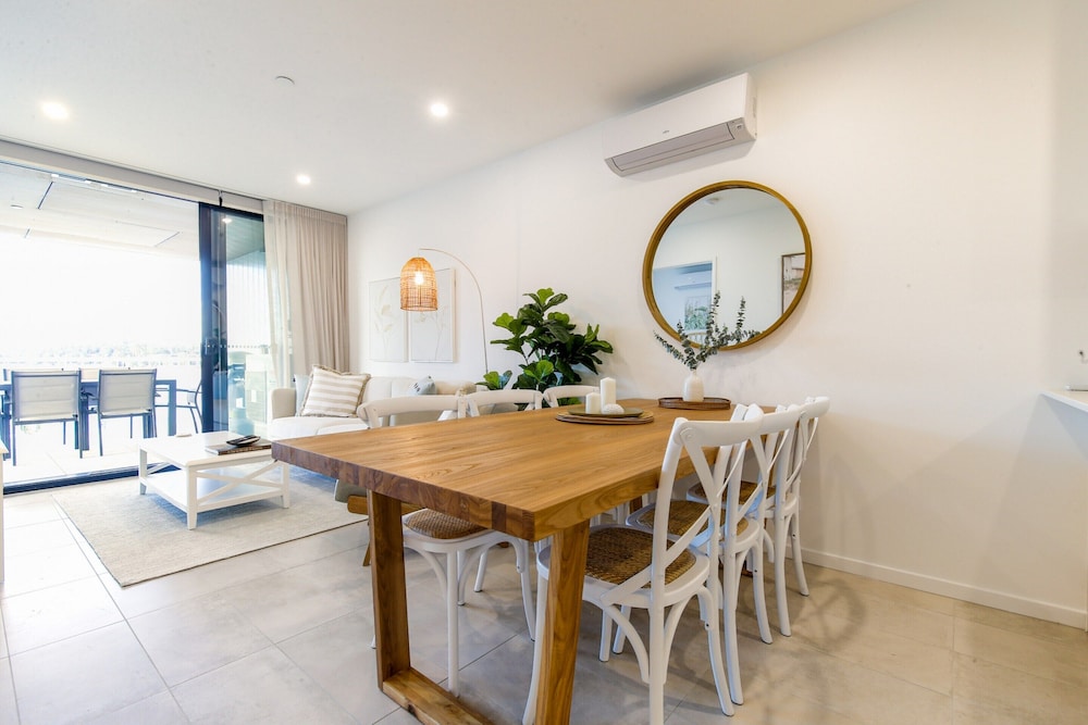 Bay View 2-bedroom Apartment With BBQ