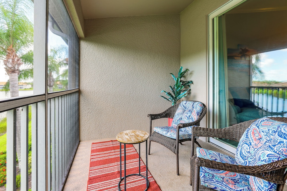 Lake View & Screened Balcony: Estero Getaway!