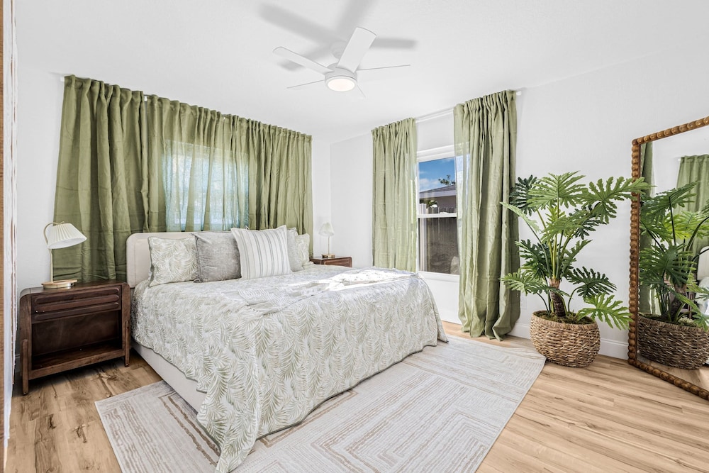 Castaway Cottage Near IMG and Beaches