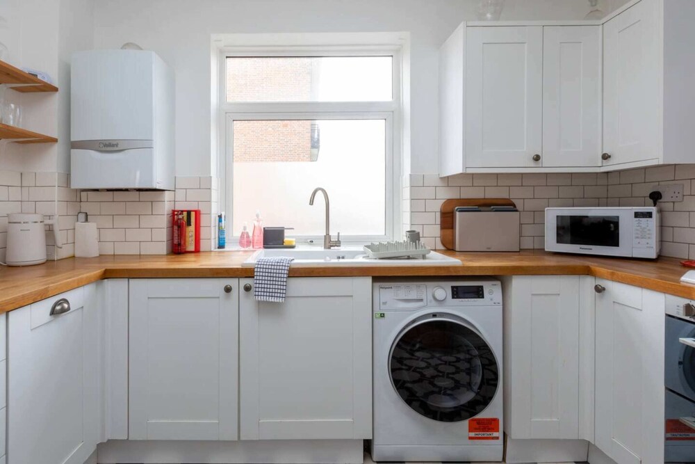 Spacious & Cosy 2 bed Flat With Terrace & Parking