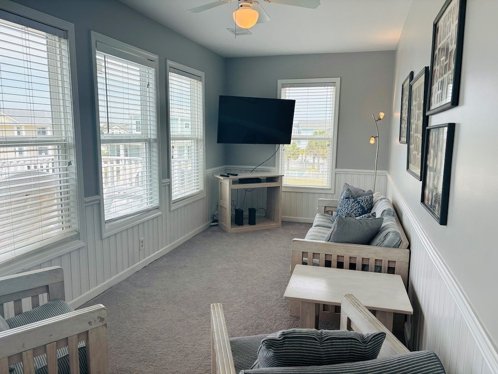 Long Grass 5 Bedroom Home by RedAwning