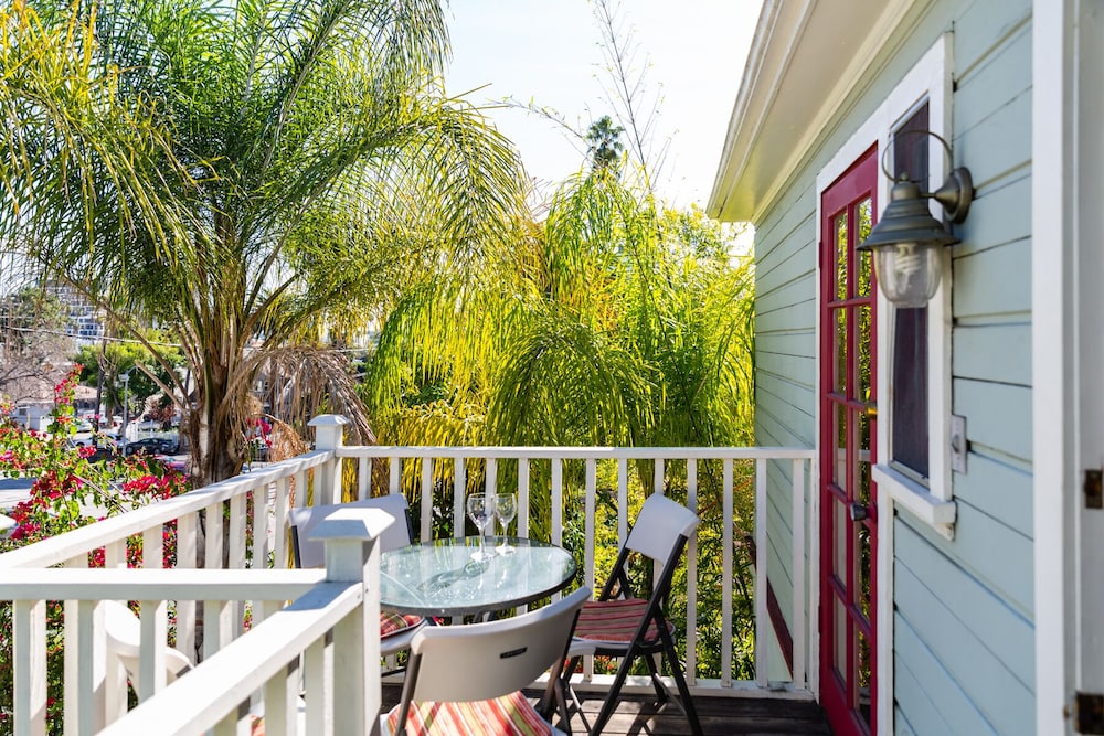 Hollywood Hills Suites