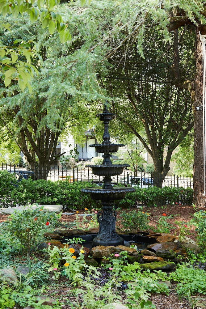 Apt1 Edenbrae - Serene Walkable Modern Retreat Named Best in Bham
