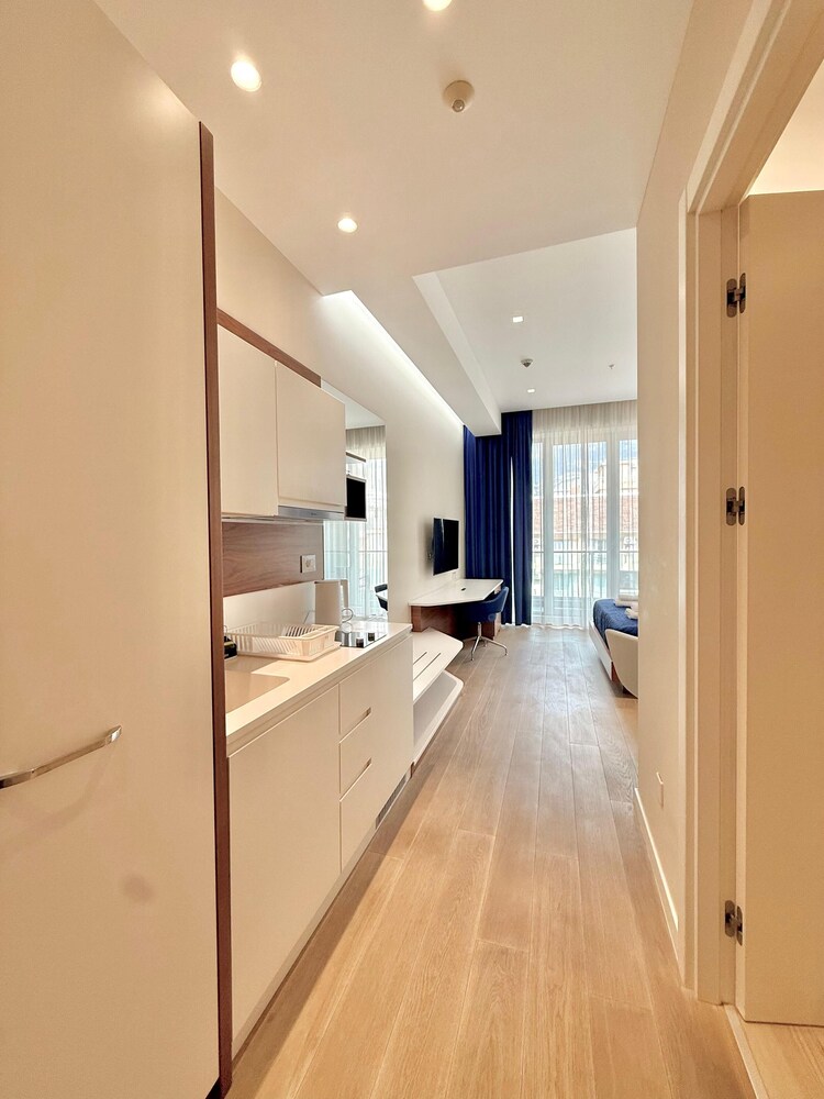 Condo Studio Plaza