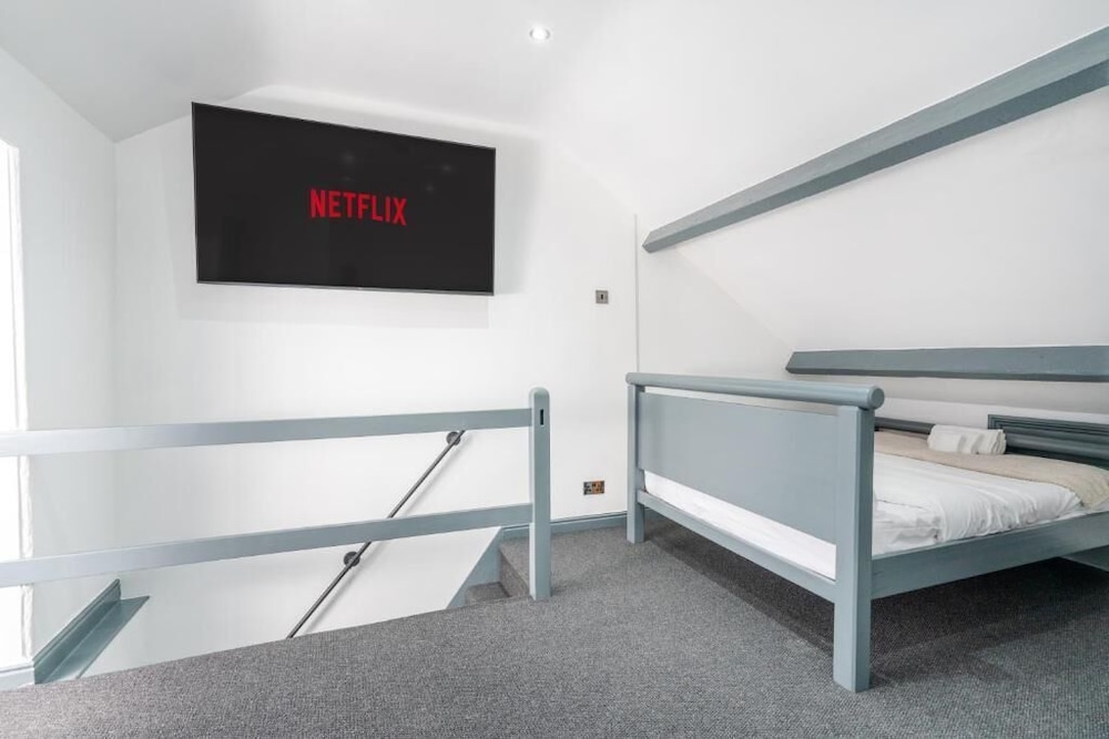 Sheffield 4 Bed Home by Broomhill Village