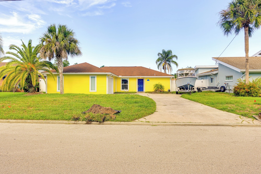 Canal-front Retreat 4 Mi to Jacksonville Beach!