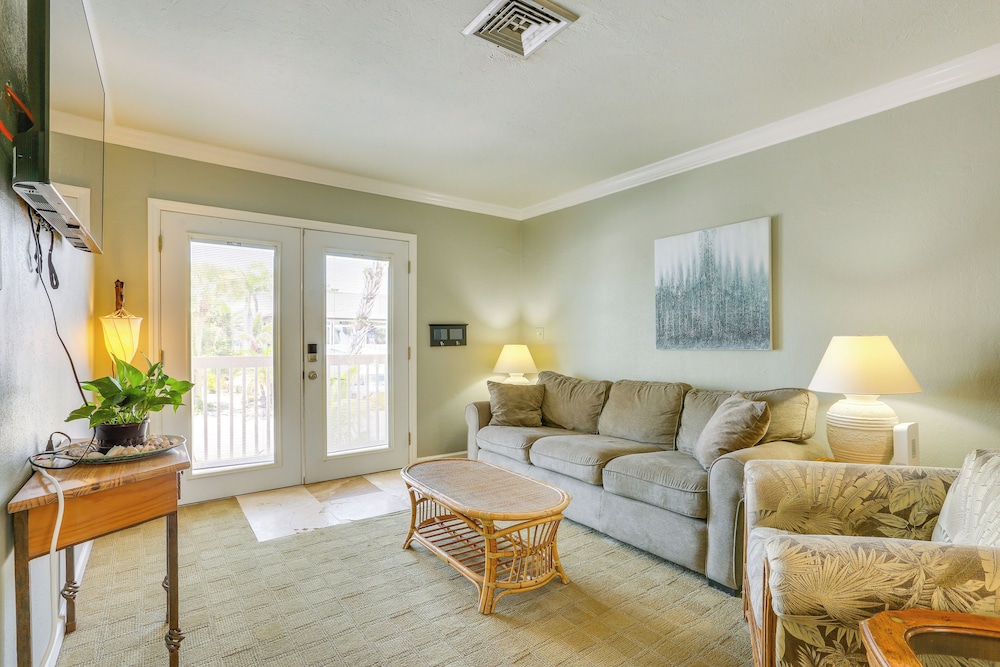 Dog-friendly Getaway: Steps to Fort Myers Beach!