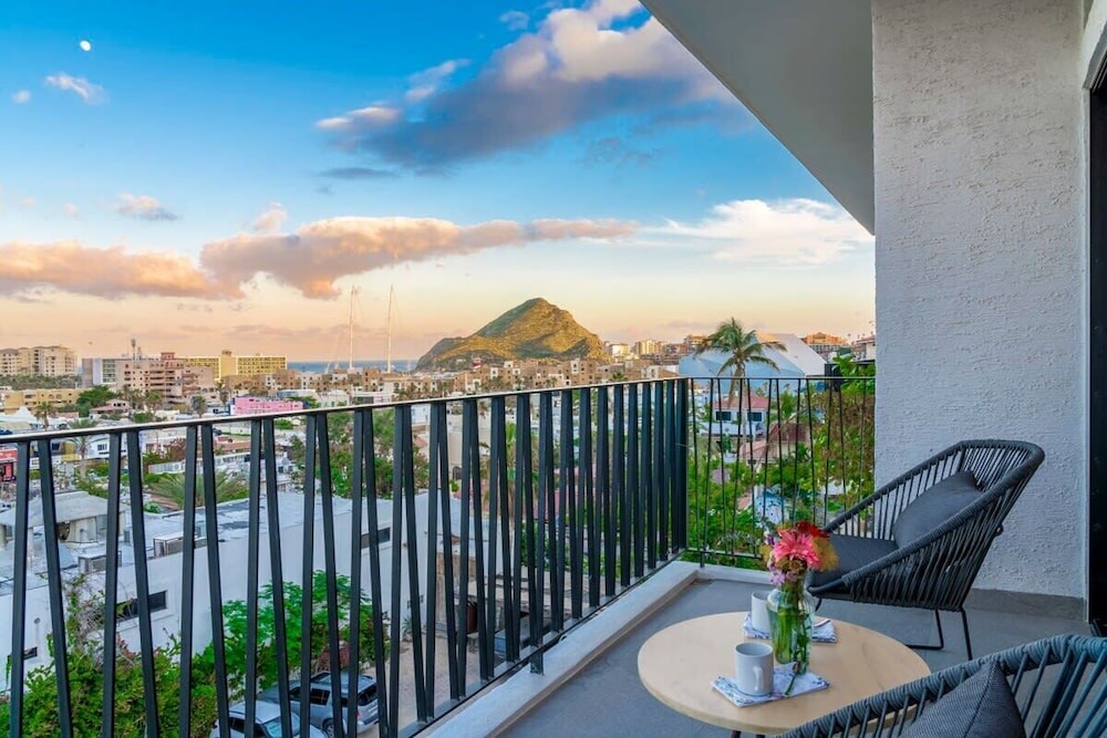 New 1BR Condo Near Marina and Downtown - Pool