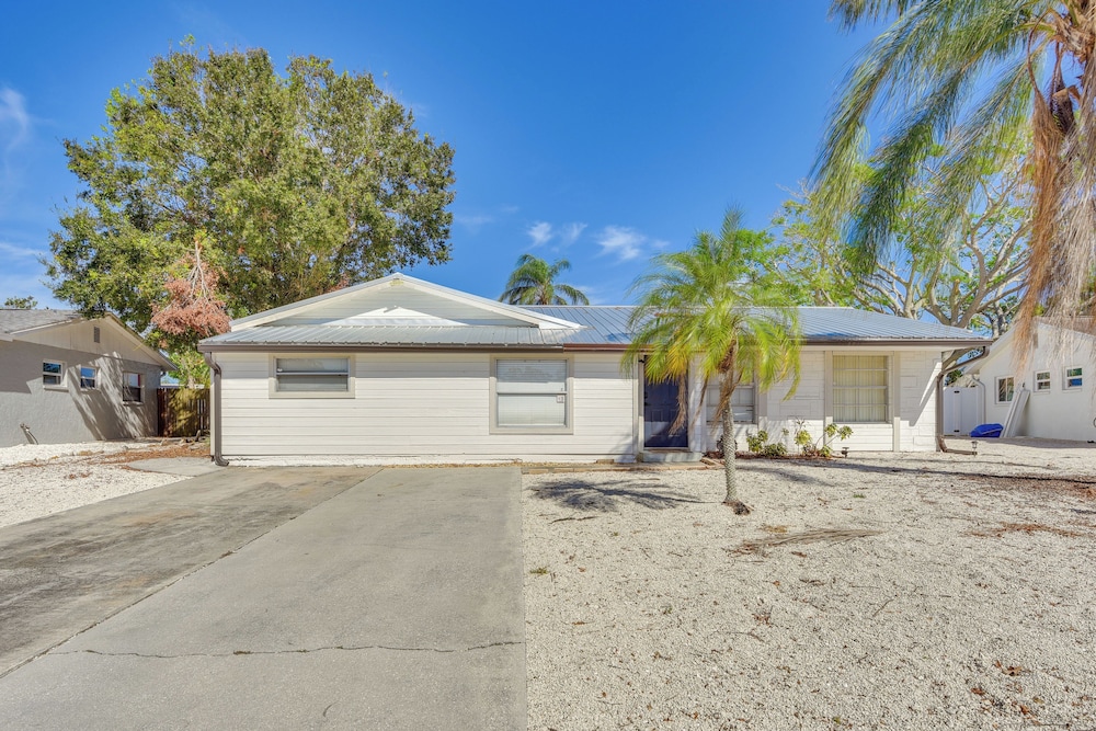 4 Mi to Riverwalk: Bradenton Home w/ Game Room