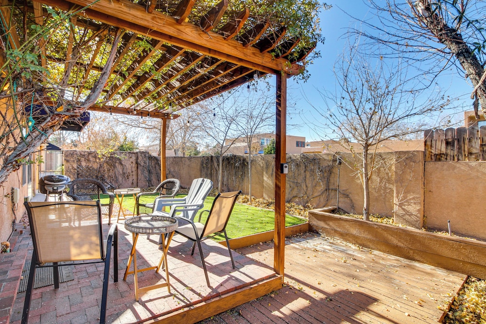 1 Mi to Unm: Convenient Albuquerque Townhome!