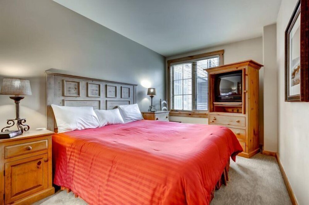 River Run Village 2 Bedroom Condo - 100 yards to slopes, Pool, Hot Tub Access