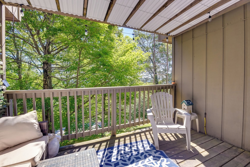 < 1/2 Mi to Sugarbush Resort: Condo w/ Deck!