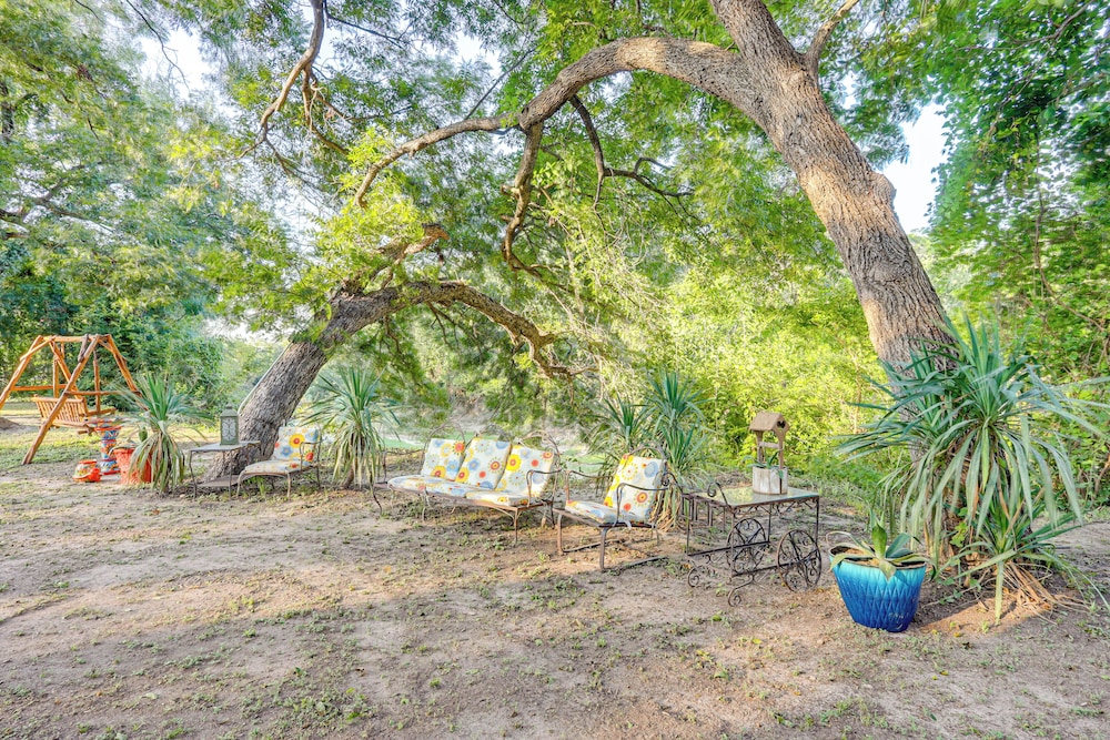 Private Pool: Fun Riverfront Retreat in Hamilton!