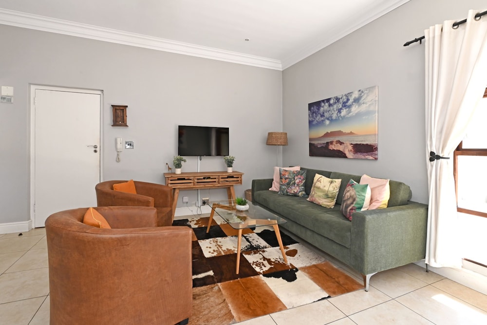 Charming Sea Point 1 Bed With Leafy Patio