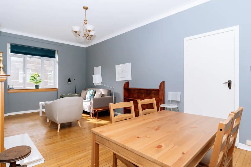 Cosy 2 Bedroom Flat in Craigleith view 2