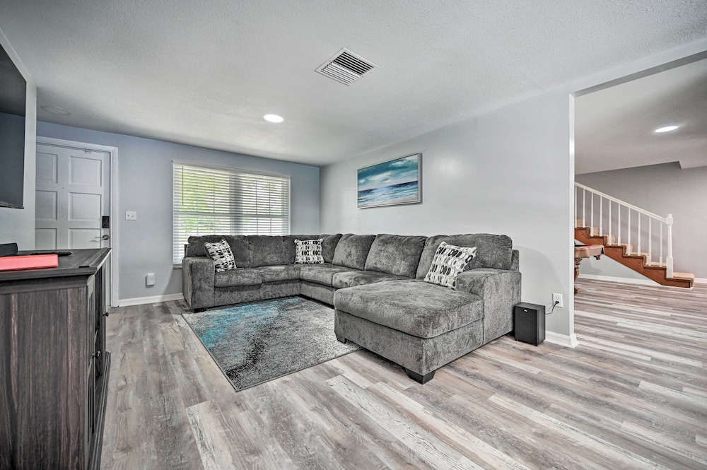 Spacious Brandon Home w/ Private Outdoor Pool view 3