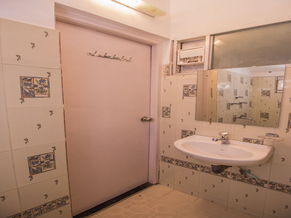 OYO 11424 Home Elegant 3BHK Villa Near Dona Paula Beach