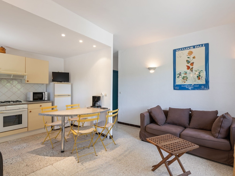 Apartment With Pool Amid Vineyards and Near the Beach