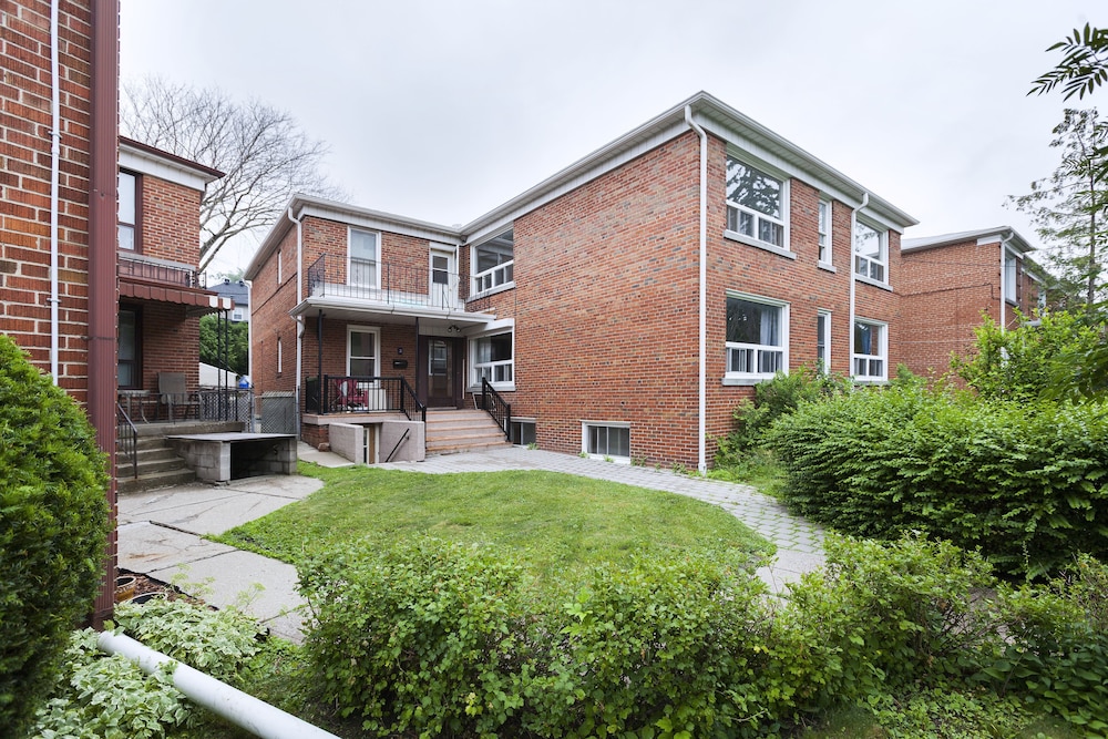 Spacious Apartment in Forest Hill (Free Parking) - Image 1