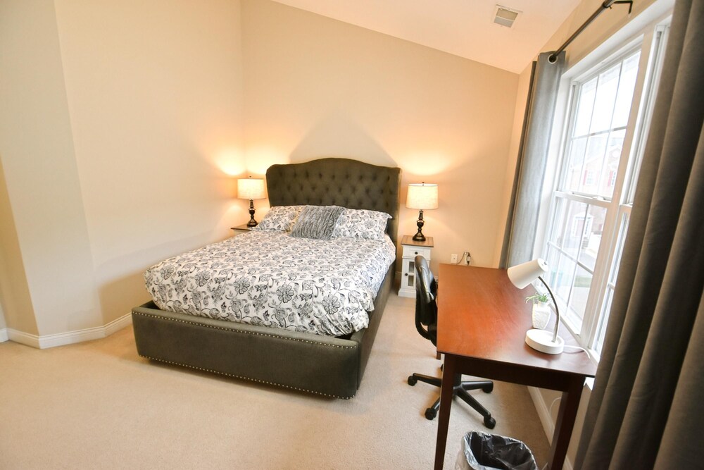 Walk to Notre Dame Spacious 3BR Townhome w Garage Family-friendly Amenities 123p