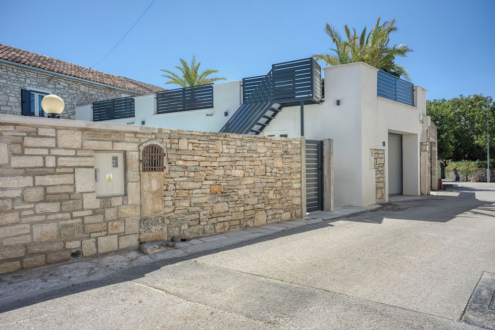 Villa Galant with Pool and Sauna