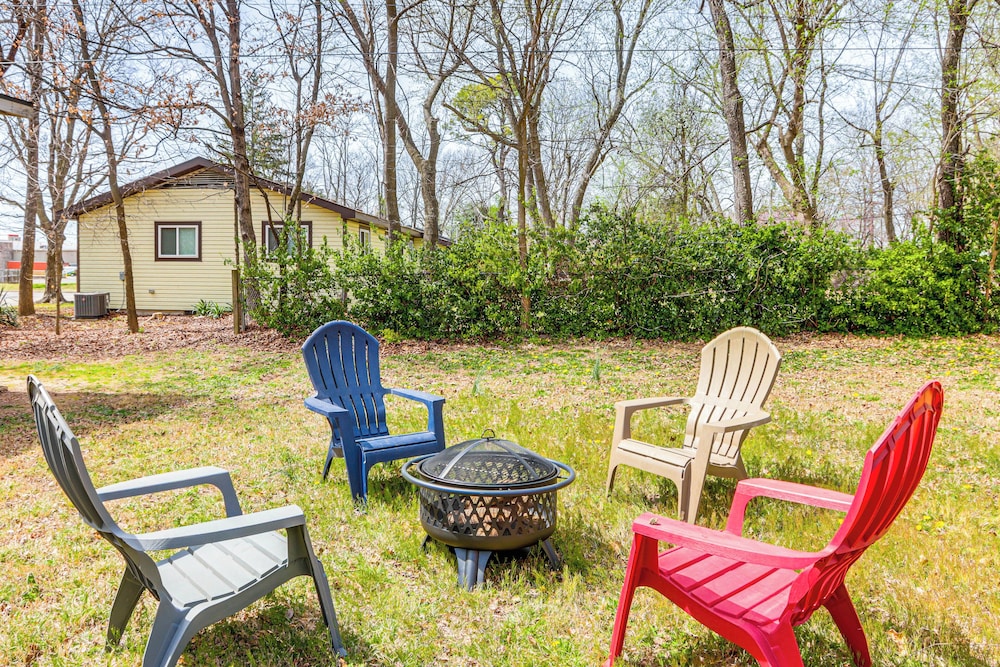 4 Mi to Dtwn: Dog-friendly Fayetteville Home