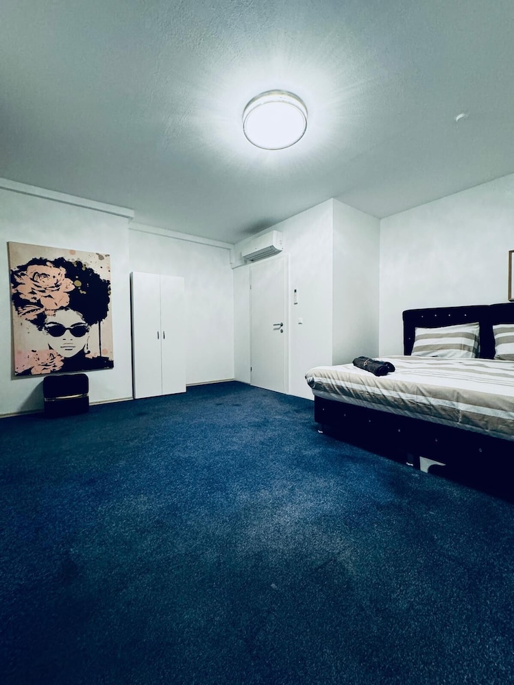 Spacious 7BR Apartment Prime Location
