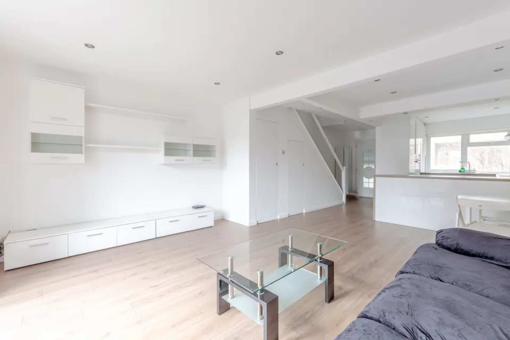 Bright 2BD Flat With Balcony - Tower Hill