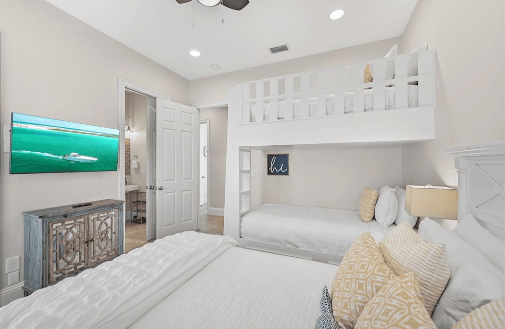 Walk to Seacrest Beach, Resort Pool Modern 3bdr Free Wheelin by Avantstay