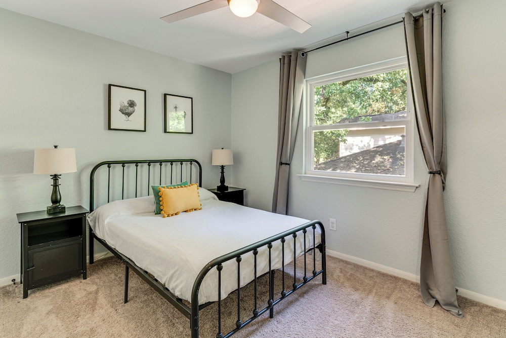 6 Mi to Northshore Park: Family Home w/ Pool!